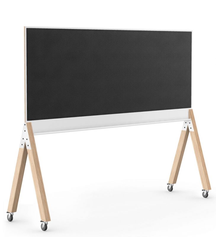 What if We Fly Taskboard: Große, schwarze Filz Medienwand mit hellem Holzgestell und Rollen.